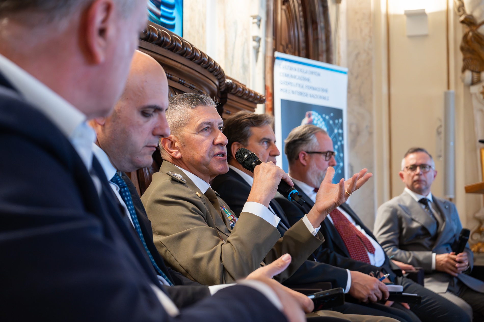 Discussione tra relatori sul palco